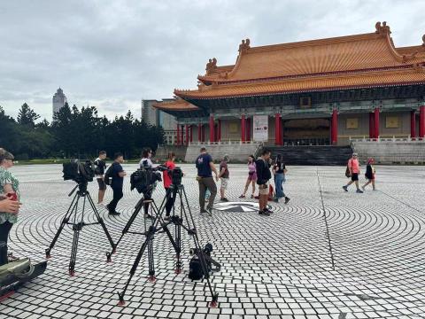 Adam個人工作室 - 2024April匈牙利電視台實境節目
&bull; 協助準備一切拍攝所需要的道具、場
地等，並確保拍攝能夠順利進行。
&bull; 對節目拍攝理念&節目效果的理解。
&bull; 在思想文化&處事方式差異中的溝通
能力