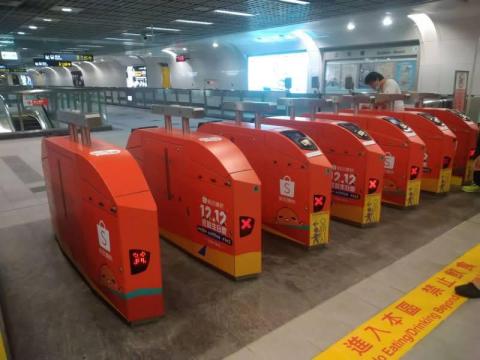 映境設計工坊（陳顯） - 捷運刷票機包膜貼圖深夜施工