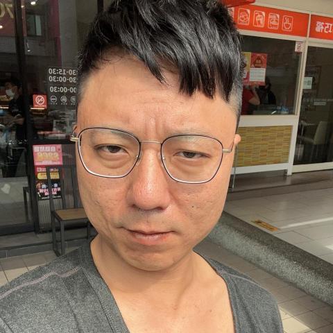 提供髮型師學徒服務的專家羅經煒