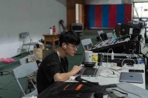 黃柏翔 - 製作畢業典禮動態主視覺，使用 after effect
