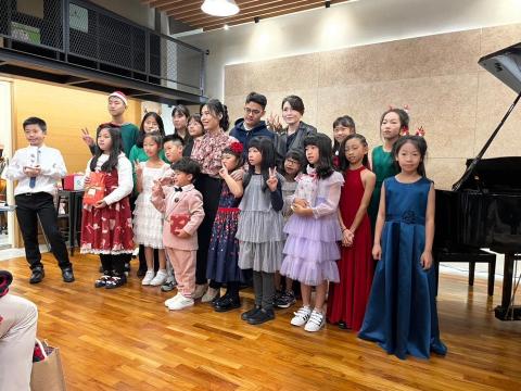 Ki Studio音樂工作室楊老師-大提琴/鋼琴 - Teacher Ki 聖誕師生音樂會- 演出完的大合照 Ki Studio音樂工作室楊老師-大提琴/鋼琴 - Teacher Ki 聖誕師生音樂會- 演出完的大合照