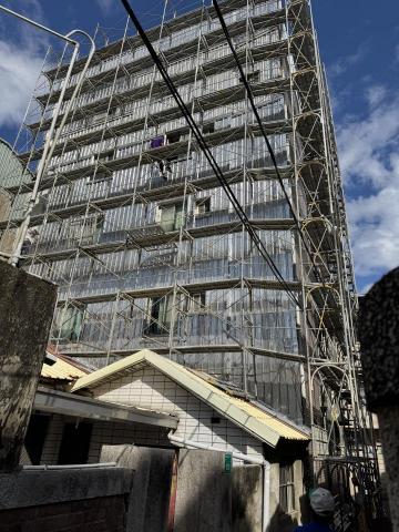 余勇德 - 白鐵原色浪板鐵衣