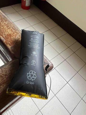 愛拆家手機維修 - 您的愛機電池長這樣了嗎？