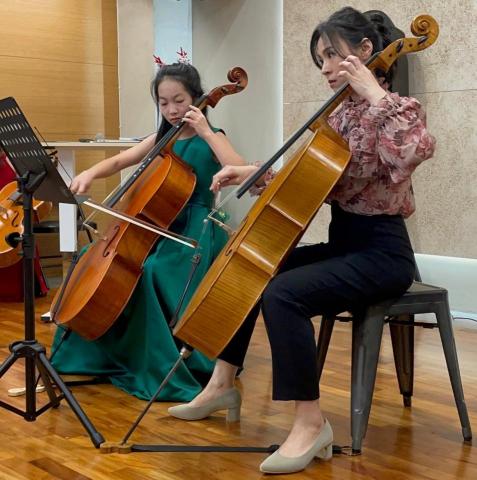 Ki Studio音樂工作室楊老師-大提琴/鋼琴 - Teacher Ki 聖誕師生音樂會- 與學生一起演奏大提琴二重奏 Ki Studio音樂工作室楊老師-大提琴/鋼琴 - Teacher Ki 聖誕師生音樂會- 與學生一起演奏大提琴二重奏