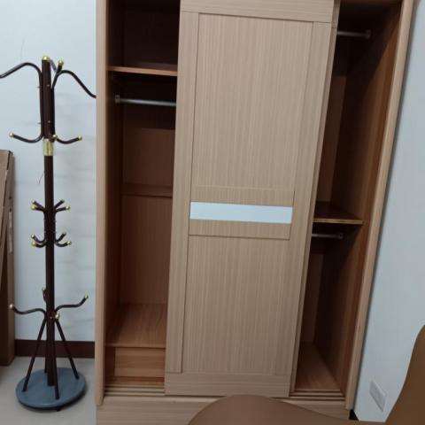 陳燕玲 - 衣櫃吊衣架擦拭清潔後