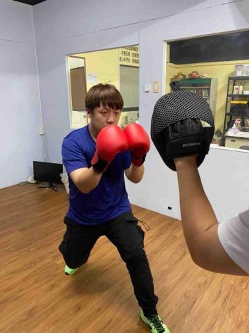 靠主創作拳擊設計 - 