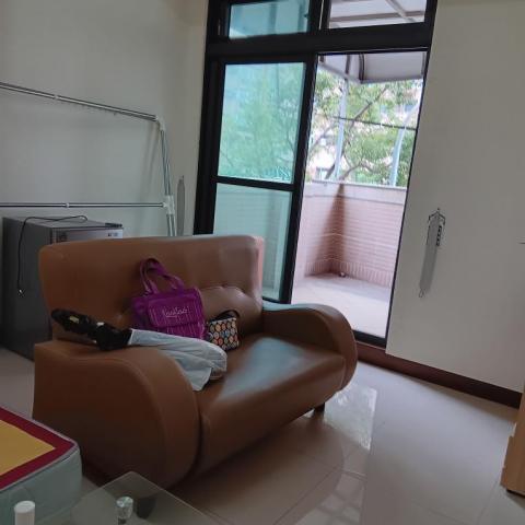 陳燕玲 - 尚未整理前的沙發現況