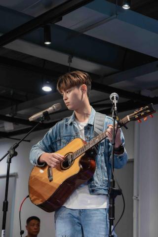 高顏值音樂工作室 - 擔任專場的木吉他手