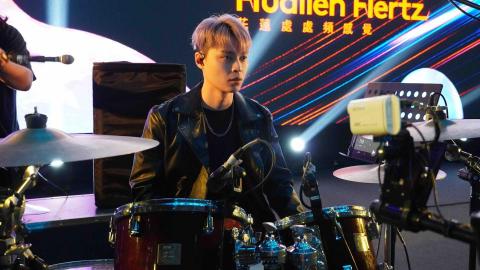 高顏值音樂工作室 - 花蓮跨年晚會擔任鼓手