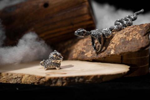 Hannah - 925純銀蛇型戒指+老虎擺飾拍攝