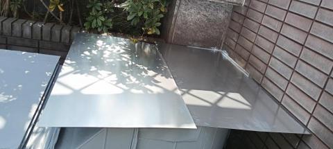 薛 - 大樓排風進風管，風吹雨淋久了金屬生鏽，
需要重新裁切補版，加防水漆修復