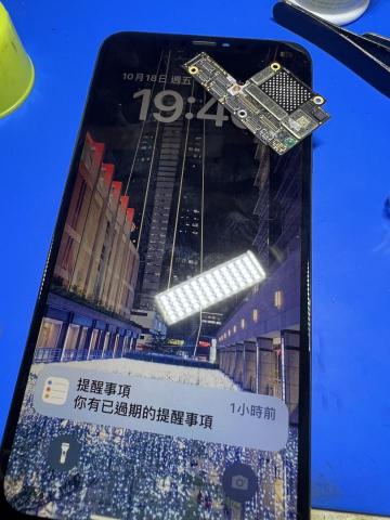 愛拆家手機維修 - 客戶螺絲鎖穿主版搬板修復