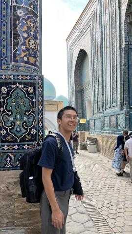 小袋 - 於自助旅行途中，偶遇電視節目製作團隊，協助團隊與當地司機、店家進行俄語溝通。圖於撒馬爾罕拍攝。