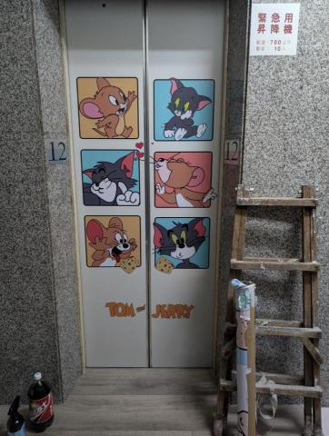 光晨工程-江政弘 - 電梯門卡通壁貼