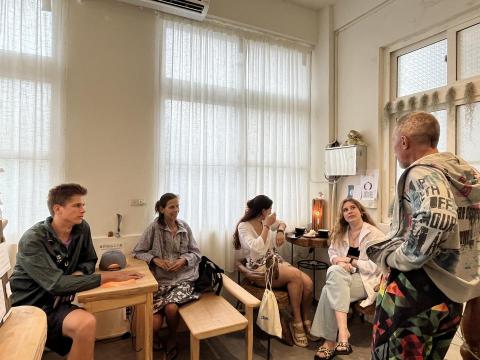 小袋 - 於馬公服役期間，結識俄國家庭，曾協助協調交通事故訴訟外和解事宜。