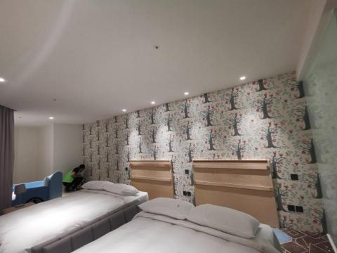 光晨工程-江政弘 - 飯店的床頭背牆