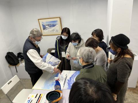 小袋 - 知名波蘭水彩藝術家工作坊現場，過程以英語、俄語與老師進行對話，並於課後時間協同進行講座安排規劃。