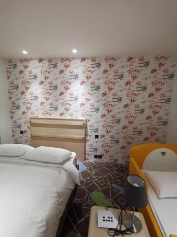 光晨工程-江政弘 - 飯店的床頭背牆（卡通壁紙）