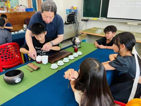 吳幸儒 - 花壇國小茶藝推廣上課花絮
