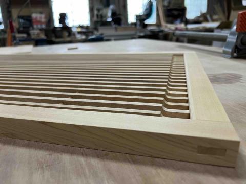 詹善博 - 實木櫃門，利用格柵等分的美感加上一點巧思變化搭配榫卯工藝讓櫃門整體趣味性提升