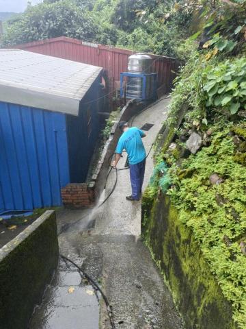 劉振興工程 居家修繕 園藝 油漆 統包 - 水泥路面階梯青苔清洗（區公所委託案件）
