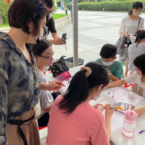 提供diy油畫服務的專家Mia