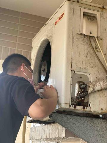 《康鑫企業社》 - 分離式室外機清洗保養