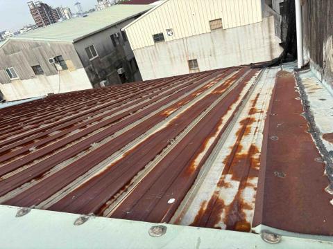 東東專業油漆工作室 - 鐵皮屋頂施工前