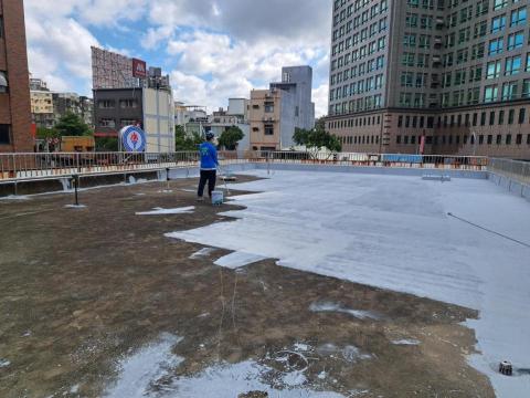 冠華油漆工程 - 屋頂樓防水施工中