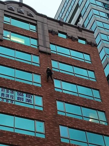 銘亮清潔工程行 - 桃園火車站前 晶華大樓 外牆磁磚修補
並幫忙申請 修繕補助