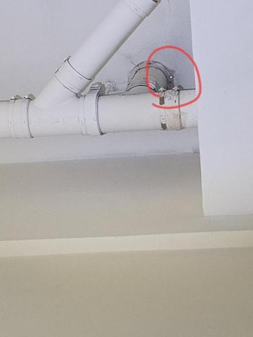 銘亮清潔工程行 - 抓到了漏水原因，進行施工