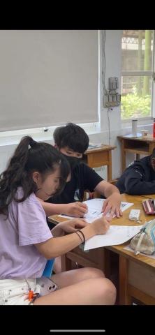 湯家綸 - 營隊時擔任活動股長，也單獨輔導國中小朋友學習