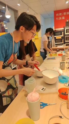 Hans/Hanson 林洺鋐 - 跟同事第一次嘗試做蛋糕