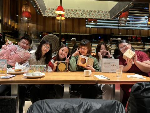 Hans/Hanson 林洺鋐 - 同事們交換禮物