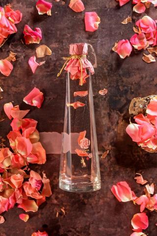 這裡有個攝影攝影工作室 - 這裡有個攝影｜herestudio666｜
商品攝影
沐月 玫瑰酒 
玫瑰花綻放，芳香四溢。一杯玫瑰酒，品味浪漫情懷。
- 用鏡頭捕捉每一個幸福的時刻，【傾聽】是我們最在意的事情！-
　IG : https://www.instagram.com/herestudio666/
　YouTube : https://reurl.cc/o5Ve0q