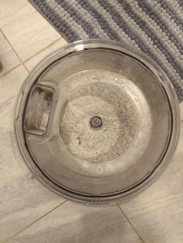 潔悅居清 - 這是使用四年完全沒除塵蟎過，清出來的髒污。