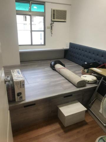 謝明峯 - 架高地板 （下方作櫃體收納、正面抽屜）
床頭沙發背板、窗邊小桌子