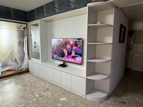 謝明峯 - 訂製電視櫃及電視牆 （左方LED玻璃展示櫃）