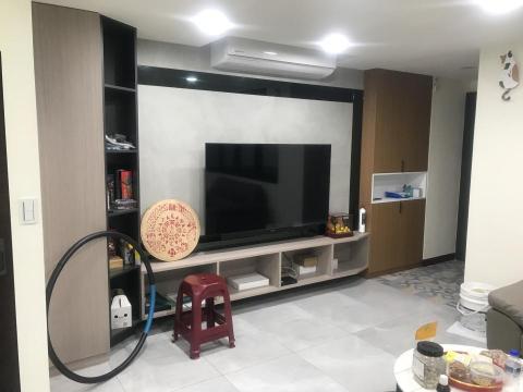 謝明峯 - 電視牆（特殊塗料） 
玄關櫃 
電視牆旁收納櫃（可掛衣物外套）左邊開關門 
開放式電視櫃  （放置機台線路可內藏管路間直通電視後）