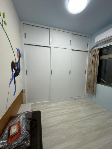 謝明峯 - 房間內訂製衣櫃 及 超耐磨地板