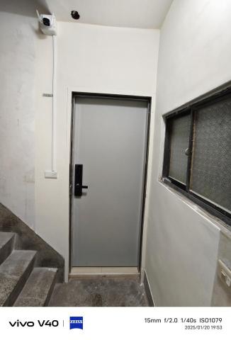 張嵩梁 - 公寓  舊門片噴塗仿清水模改色，電子鎖安裝，監視器安裝