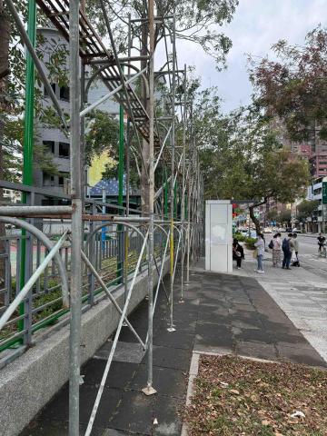 豪傑鷹架工程行 - 防護網施工