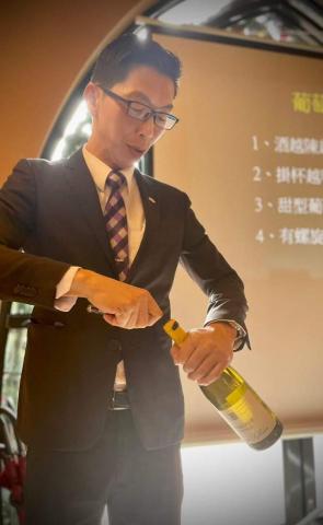 林傳凱 - 屏東餐酒服務技巧