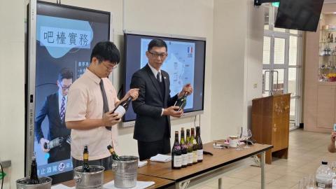 林傳凱 - 三民家商餐飲科吧檯實務