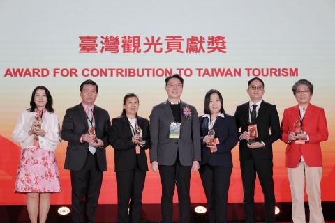 Lantings Studio影像彩妝主持工作室 - 2025觀光局授獎 -台灣交通部部長陳世凱頒獎拍攝合影 Lantings Studio影像彩妝主持工作室 - 2025觀光局授獎 -台灣交通部部長陳世凱頒獎拍攝合影