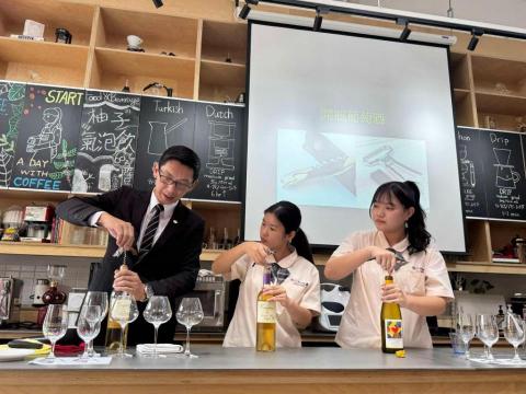 林傳凱 - 三民家商觀光科葡萄酒實務