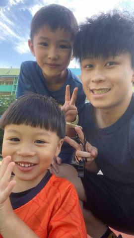 黃麒方 - 與公館附幼的小朋友合照～