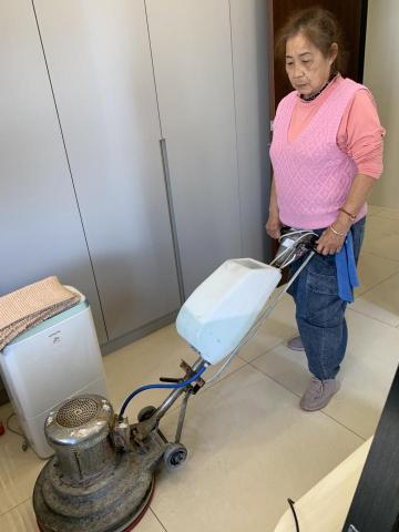 Clean可寧清潔/裝潢、辦公室清潔/居家清潔/搬家清潔 - 專業洗地機，清潔殺菌，增加地板亮度