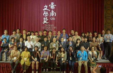諭 文字工作室 - 臺南文學獎得獎人大合照