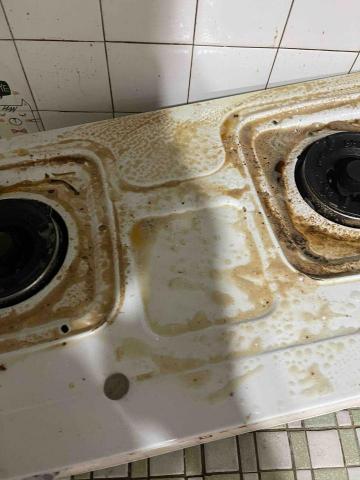 御皇實業工程行 - 瓦斯爐除油中